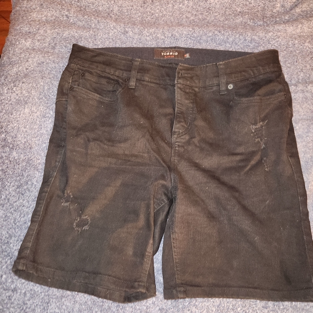 Torrid premium bombshell skinny black Bermuda shorts 18 distressed